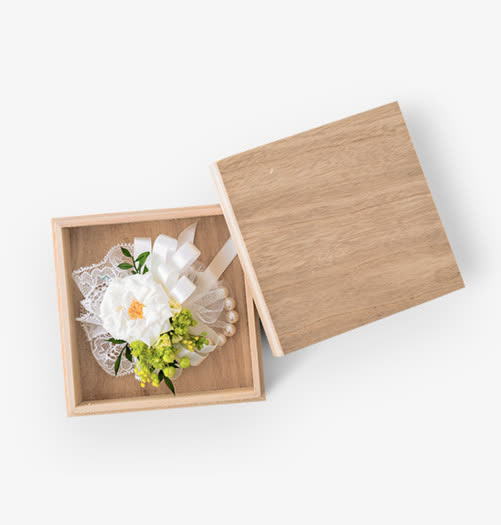 木盒里面的鲜花免抠