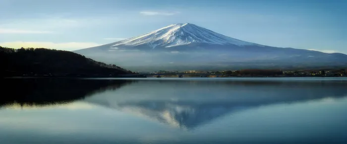 唯美梦幻日本富士山湖畔旅游海报背景图高清