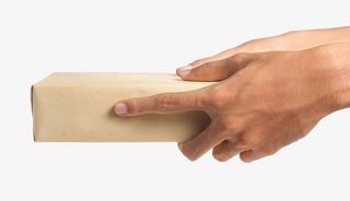 手拿包装纸箱免抠