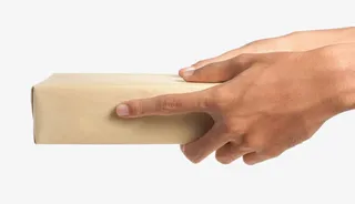 手拿包装纸箱免抠