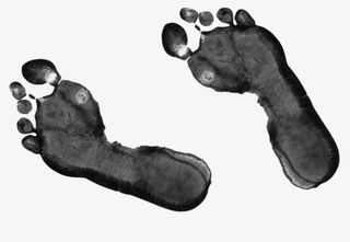 纯黑色泼墨脚印素材免抠