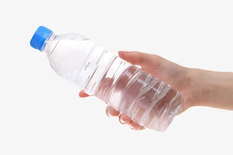 透明解渴手拿着的塑料瓶饮用水实免抠 透明解渴手拿着的塑料瓶饮用水实免抠