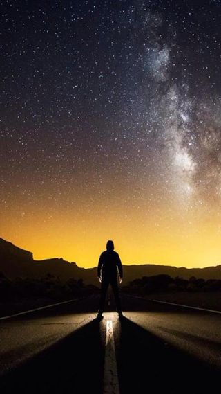 站立在道路上的人H5素材背景高清