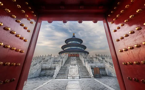 红色大门天坛海报背景