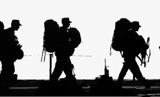 背包的武装军人免抠