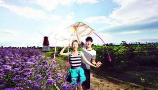 风车风筝情侣拍照免抠