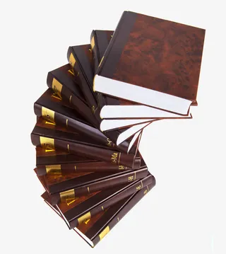 一堆法律文学书本免抠