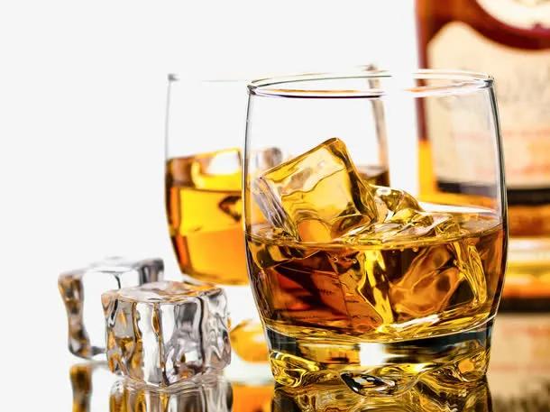 玻璃杯洋酒冰块免抠