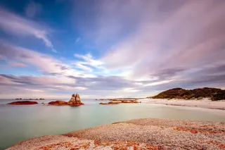 蓝色紫色天空湖面沙滩免抠