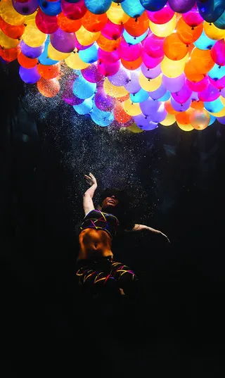 手托着气球满天飞免抠