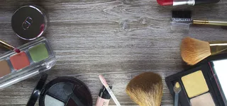 木板上的化妆品背景高清