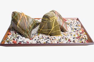 托盘里的粽子与糯米免抠