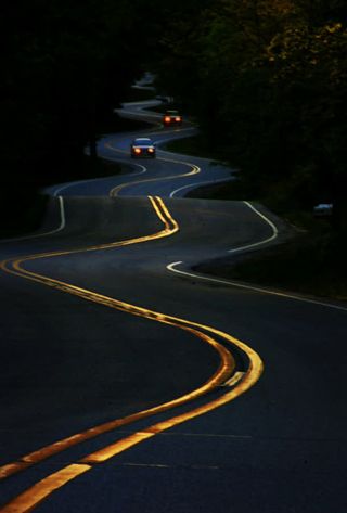 弯曲交错道路汽车免抠