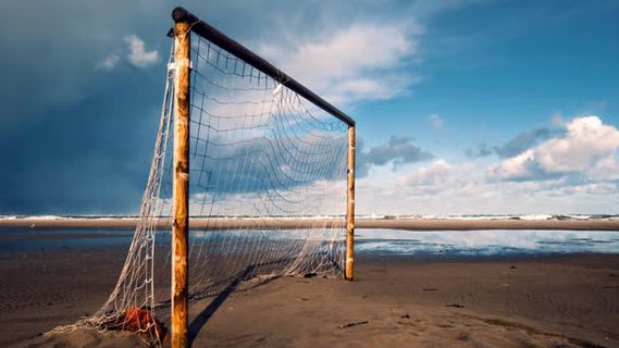 蓝天白云足球框架免抠