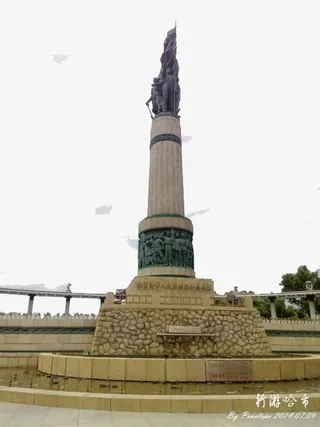 正面拍摄防洪纪念塔免抠