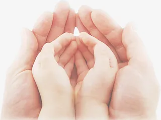 高清父亲节海报实拍大手呵护小手免抠