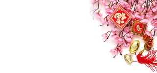 中国风喜庆桃花金币元宝中国结免抠