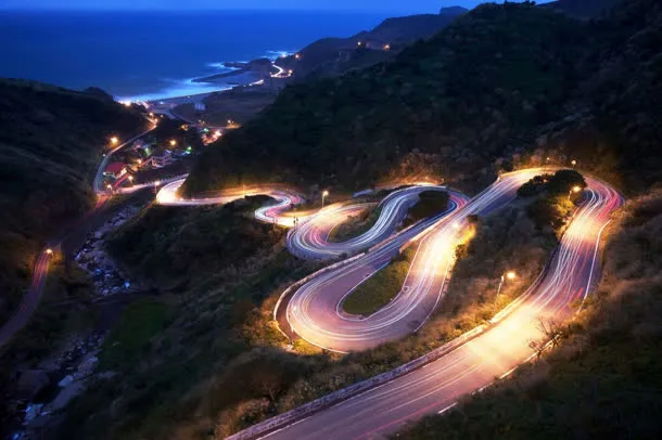 漂亮的盘山公路夜景免抠