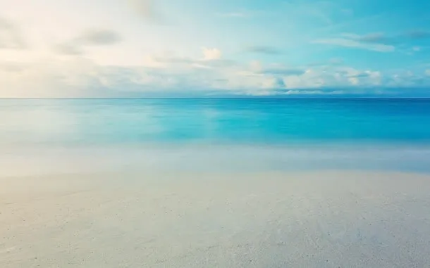 浅蓝海水沙滩海报背景