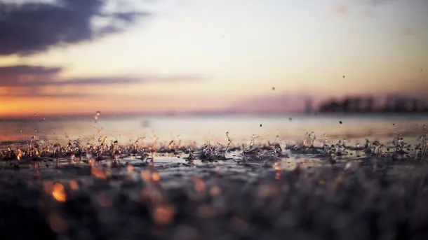 下雨了雨水雨点飞溅场景景深背景