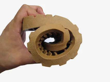 手拿着柔软的鞋底免抠