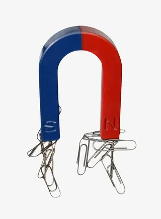 红蓝色天然磁石吸附大量回形针的免抠