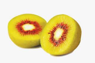 切成两半的红心猕猴桃免抠