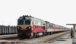 铁轨上行驶的火车免抠