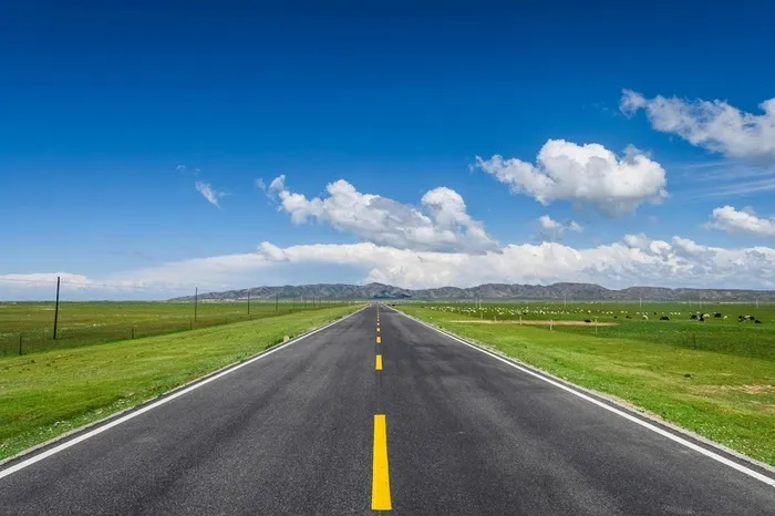 蓝天白云的公路高清