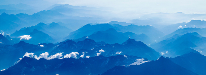 蓝色山峰背景图高清