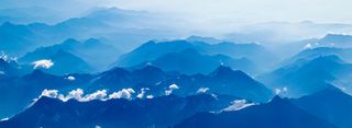 蓝色山峰背景图高清