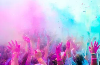 挥舞的人群节日狂欢免抠