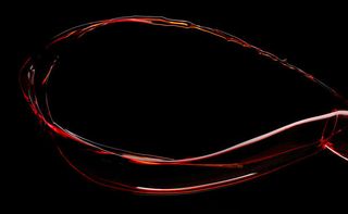 黑底红酒液体流动免抠