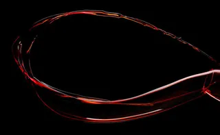 黑底红酒液体流动免抠