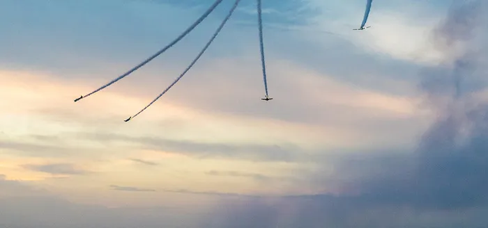 四架飞机在空中飞行图片高清