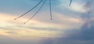 四架飞机在空中飞行图片高清