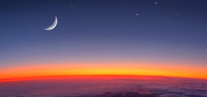 夜晚天空明亮弯月高清