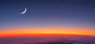 夜晚天空明亮弯月高清