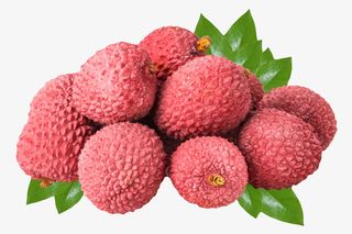 红色新鲜带叶子的荔枝实物免抠