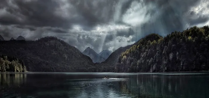 高山湖面背景高清