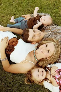 温馨户外家庭照壁纸免抠