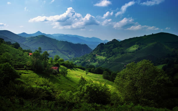 绿色森林蓝天大山免抠