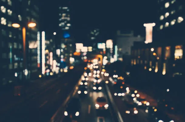 模糊的夜晚城市立交桥海报背景