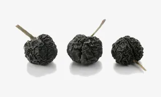 三颗新鲜的黑胡椒颗粒免抠