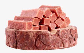 创意木桩上的金晔山楂条免抠