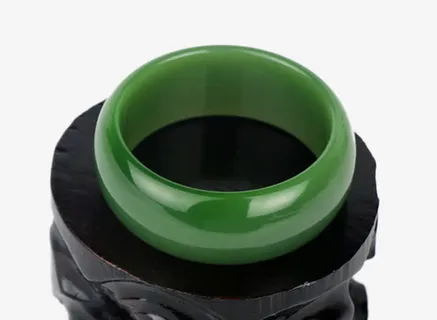 碧玉手镯檀木底座免抠