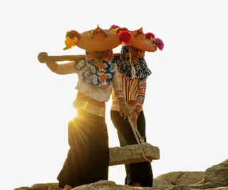 惠安女孩挑大石头照片免抠