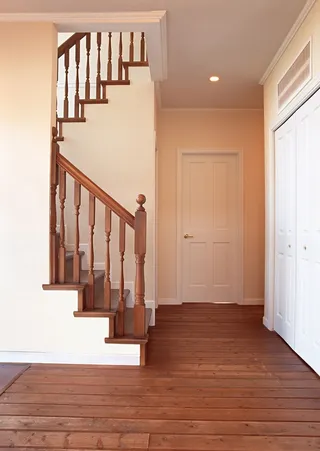 简约温馨家居实木楼梯图片高清