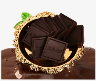 金色盘子中的依蒂安斯黑巧克力免抠