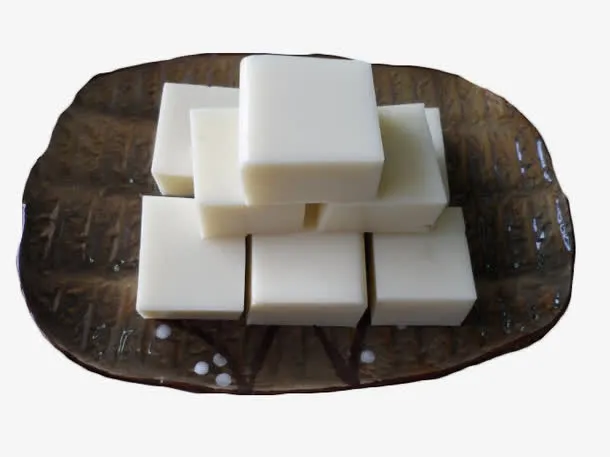 椰壳盘里的方形奶冻免抠